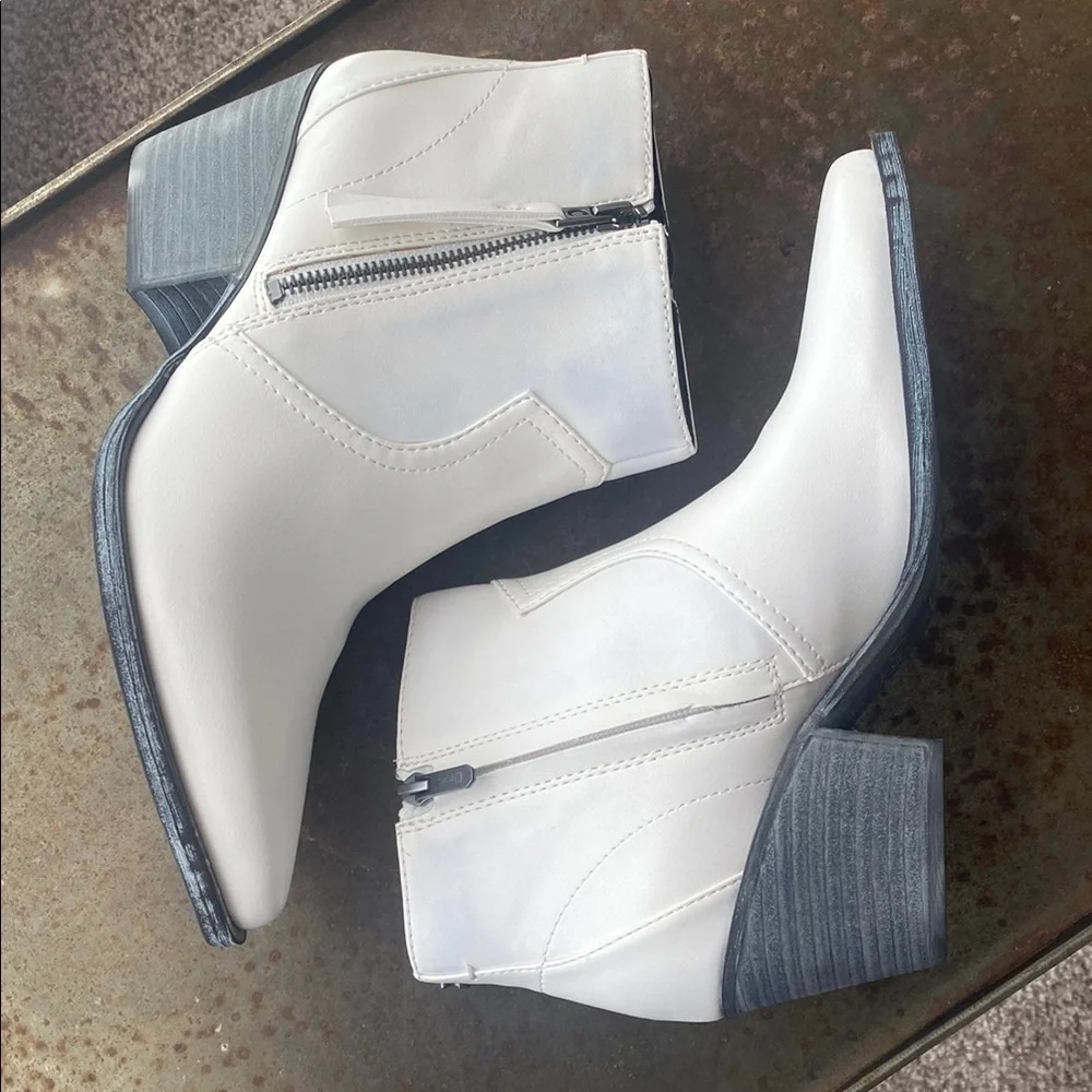 Sam Edelman Ladies Whistler White Ankle Boots Pointed Toes w/ Stud Accents. Sz 9 - Picture 7 of 15